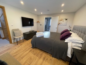 2 bedrooms, iron/ironing board, travel crib, free WiFi - Secluded converted Barn nestled on the North slopes of the Mendips. (Upper Langford)