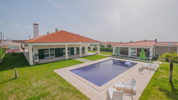 A modern house with a swimming pool, covered patio, and a well-maintained lawn. - HOUSE WITH SWIMMING POOL AND BARBECUE (Vila Boim)
