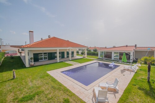 HOUSE WITH SWIMMING POOL AND BARBECUE