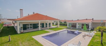HOUSE WITH SWIMMING POOL AND BARBECUE