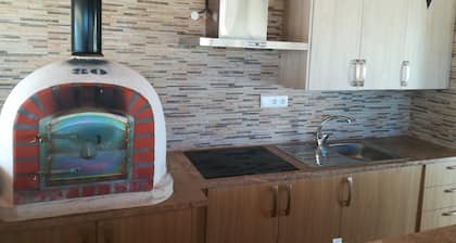 HOUSE WITH SWIMMING POOL AND BARBECUE
