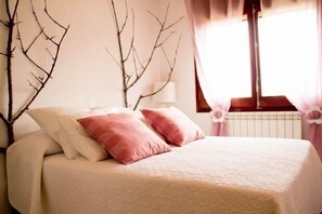 5 bedrooms, travel crib, WiFi, bed sheets - Self catering Cal Cabrer for 12 people (Sant Jaume dels Domenys)