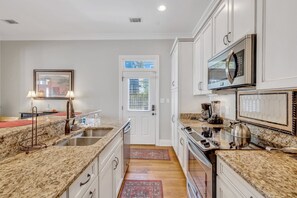 Kylskåp, mikrovågsugn, ugn och spishäll