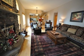 Flat-screen TV, fireplace, Netflix, Hulu - Mountain Harbor #129 4 Bedroom Condo (Whitefish)