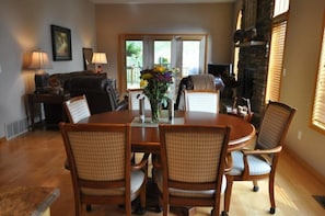 In-room dining - Mountain Harbor #129 4 Bedroom Condo (Whitefish)