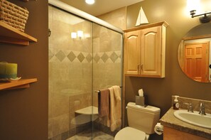 Casa | Baño | Tina de hidromasaje, secadora de cabello, toallas, jabón 
