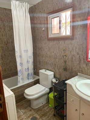 Badekar, hårføner, håndklær og toalettpapir