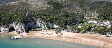 Una spiaggia nelle vicinanze