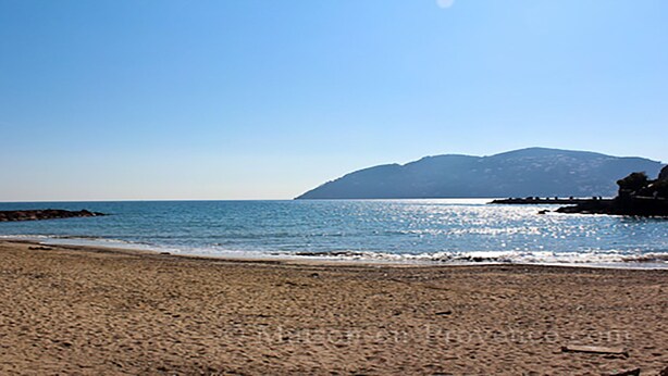 A beach with a rocky shoreline and a mountain in the background. - CHARMING STUDIO RESIDENCE SECURE WITH 3 POOLS - LARGE TERRACE + PARKING (Mandelieu-la-Napoule)