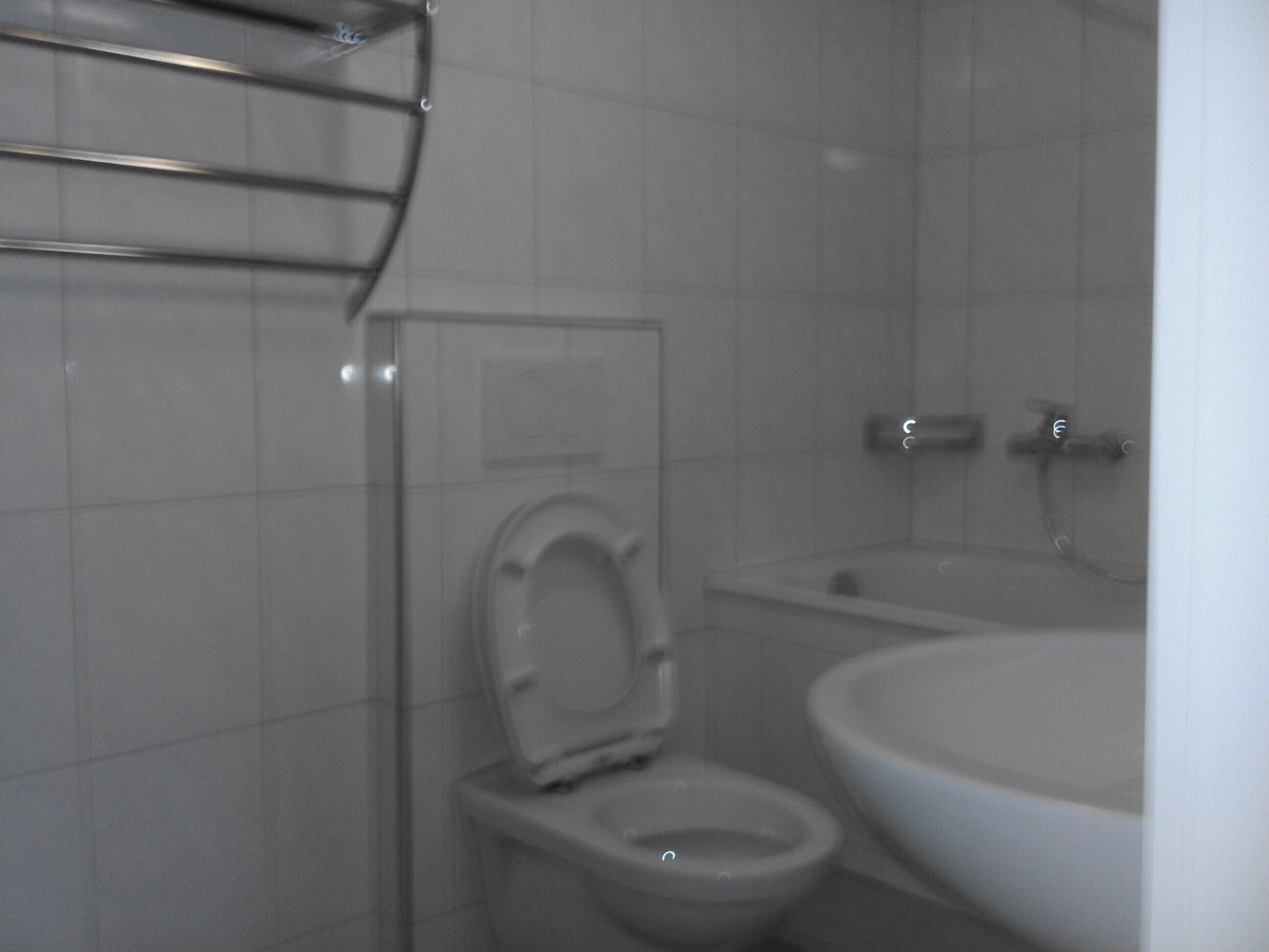 Vasca, bidet, asciugamani, carta igienica