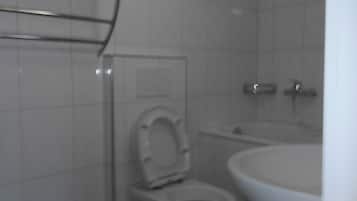 Vasca, bidet, asciugamani, carta igienica