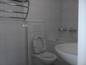 Baignoire, bidet, serviettes fournies, papier toilette