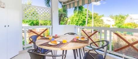 تناول الطعام بالخارج