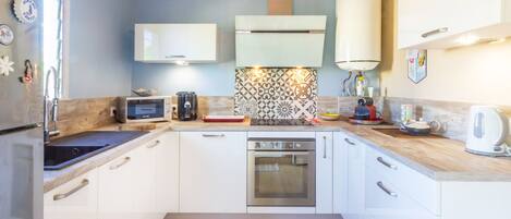 Fridge, microwave, oven, stovetop