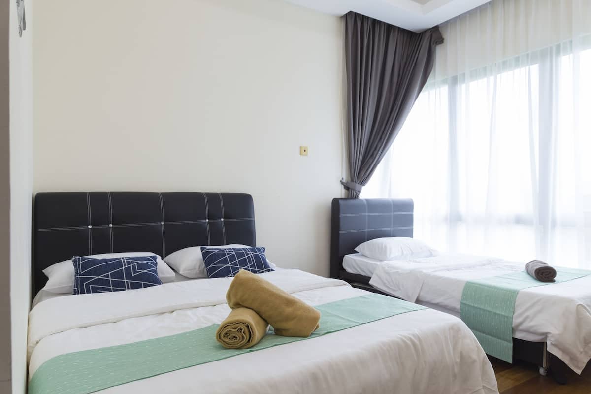 Appartement, 3 slaapkamers, uitzicht op tuin | Een bureau, verduisterende gordijnen, een strijkplank/strijkijzer