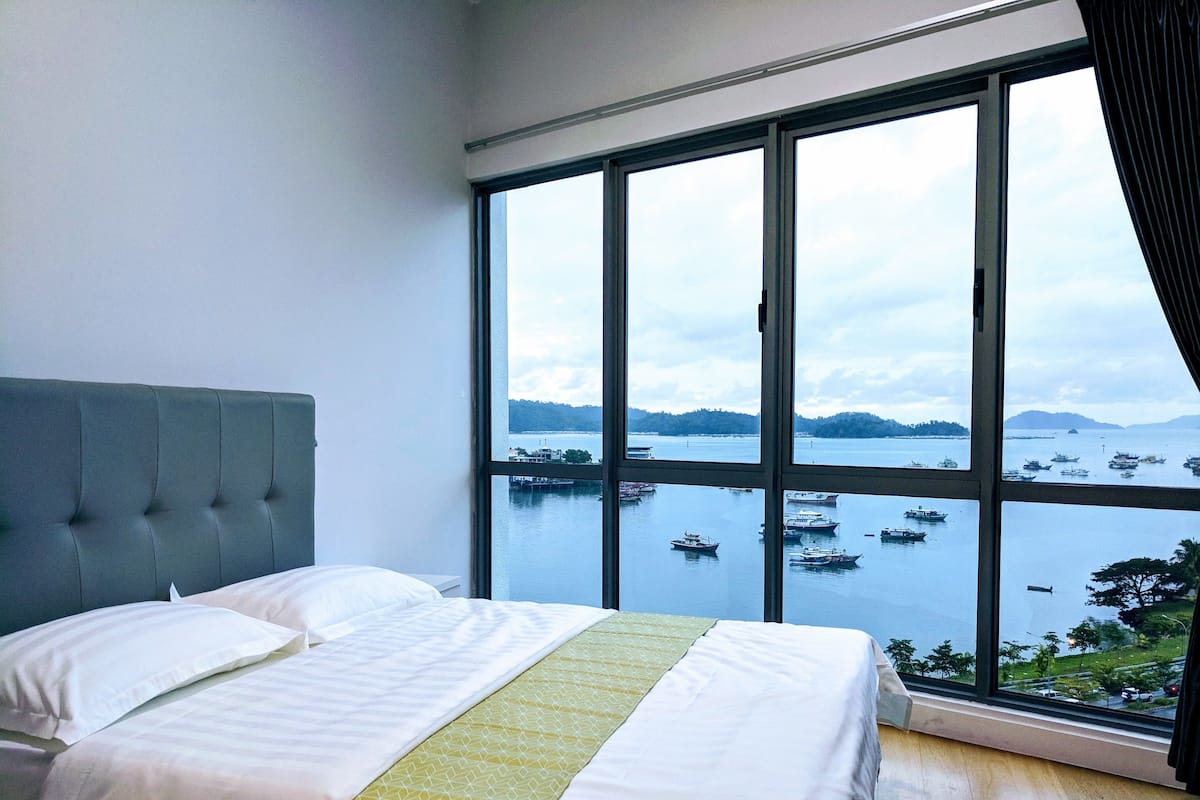 Premier appartement, 4 slaapkamers, uitzicht op zee | Een bureau, verduisterende gordijnen, een strijkplank/strijkijzer