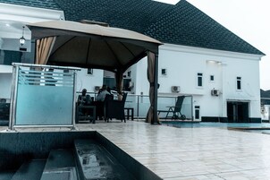 Bar junto a la piscina