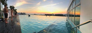 Infinity pool