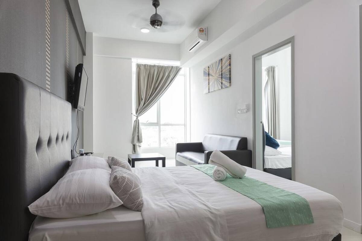 Appartement, 2 slaapkamers (#2) | Hypoallergeen beddengoed, een bureau, een strijkplank/strijkijzer