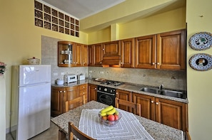 Fridge, oven, stovetop, coffee/tea maker