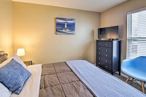 3 bedrooms, iron/ironing board, internet, bed sheets - Patio Dining, 7 Mi to Purdue: Family Escape! (Lafayette)