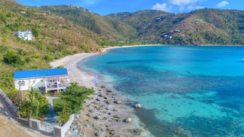 Sulla spiaggia, lettini da mare, teli da spiaggia