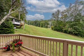 Property grounds - Upper Level Duplex - 'Slopeside Hideaway' Ski In/Ski Out (Sugar Mountain)