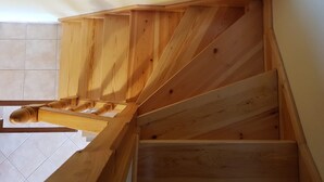 A wooden staircase with a simple design, leading to a higher floor. - Charming cottage with amazing views in a quiet mountain village (Vista)