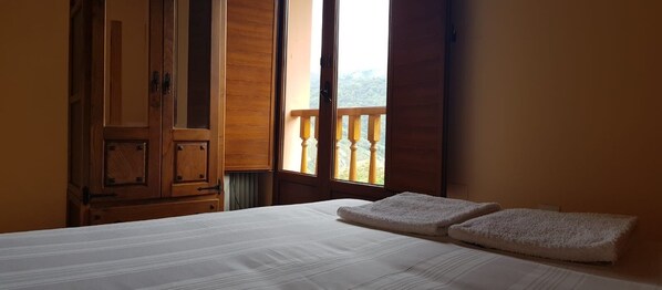 2 chambres, fer et planche Ă repasser, lit parapluie, draps fournis
