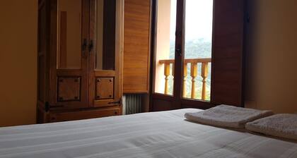 Viehättävä mökki, josta on upeat näkymät rauhallisella vuoristokylällä