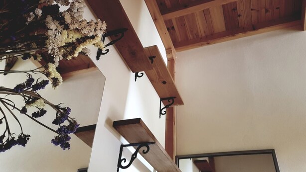 A room with wooden beams, a white wall, and a window. - Charming cottage with amazing views in a quiet mountain village (Vista)