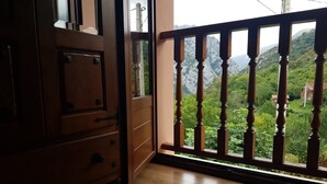 A wooden room with a balcony overlooking a mountainous landscape. - Charming cottage with amazing views in a quiet mountain village (Vista)