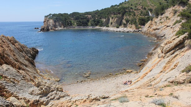 A coastal landscape with rocky terrain and a clear blue sea. - VILLA FACING THE SEA IN CALANQUE COTE BLEUE (Ensuès-la-Redonne)