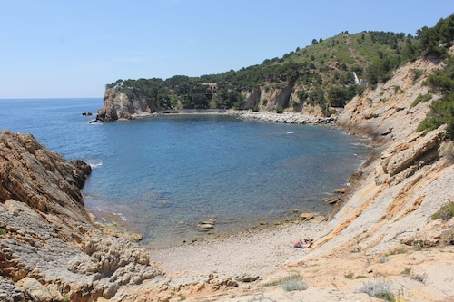 VILLA FACE MER DANS CALANQUE COTE BLEUE