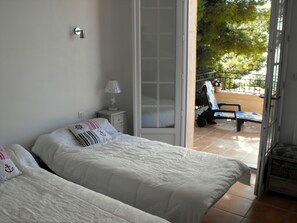 3 chambres, fer et planche à repasser, lit de bébé portatif