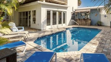 Una piscina al aire libre, una piscina climatizada