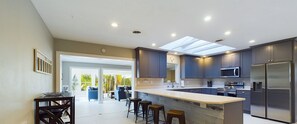 Refrigerador, microondas, horno, placa de cocina
