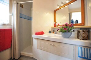 Haartrockner, Handtücher, Seife, Toilettenpapier