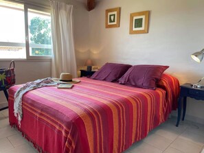 2 bedrooms, iron/ironing board, free WiFi, bed sheets - Sea view apartment 70m from the beach of St Cyprien (Lecci)