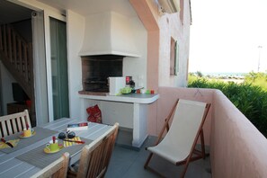 Outdoor dining - Sea view apartment 70m from the beach of St Cyprien (Lecci)