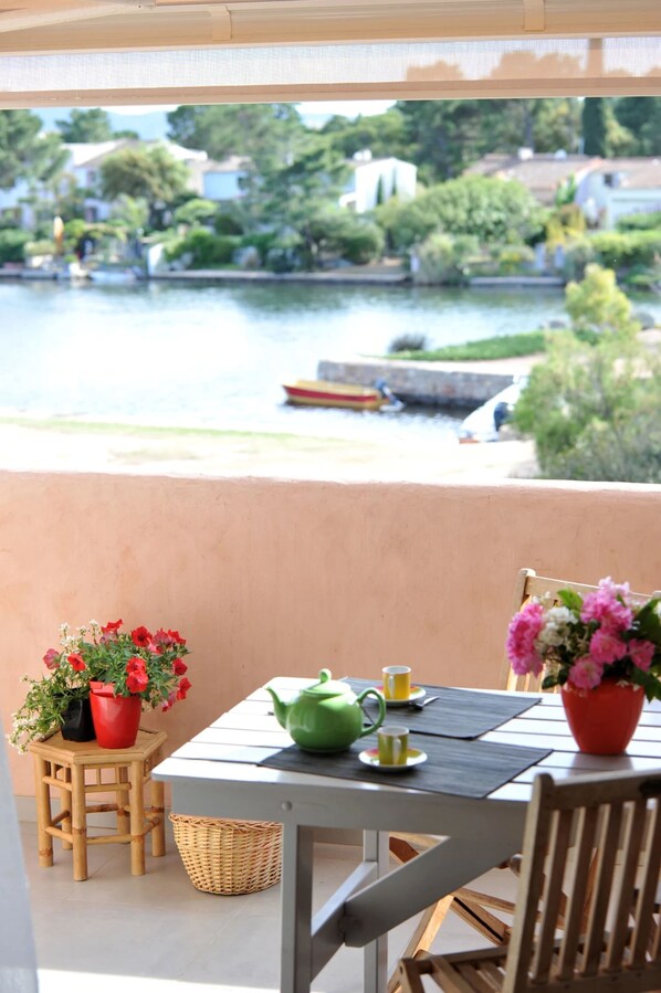 Outdoor dining - Sea view apartment 70m from the beach of St Cyprien (Lecci)