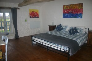 3 chambres, fer et planche à repasser, Wi-Fi, draps fournis