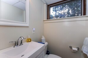 Hiustenkuivaaja, pyyhkeet, saippua, sampoo