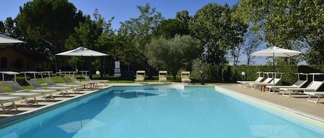 Una piscina al aire libre