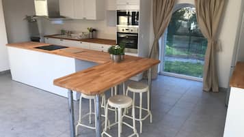 Køleskab, mikrobølgeovn, ovn, kogeplade