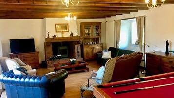 Een smart-tv, een open haard en boeken