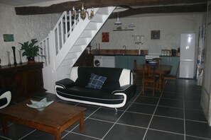 Televisie, een dvd-speler, tafelvoetbal en speelgoed