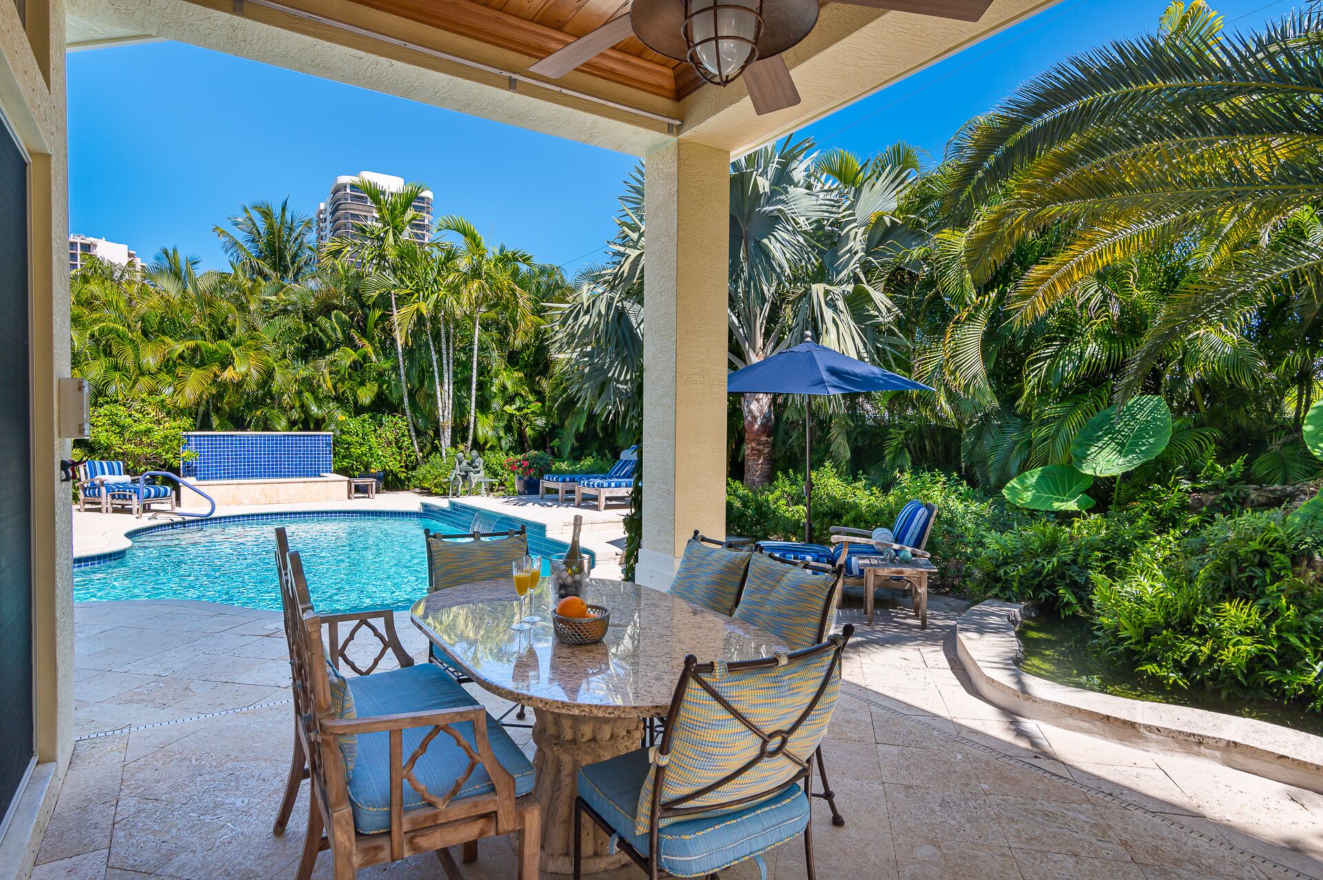 Piscina all'aperto, una piscina riscaldata