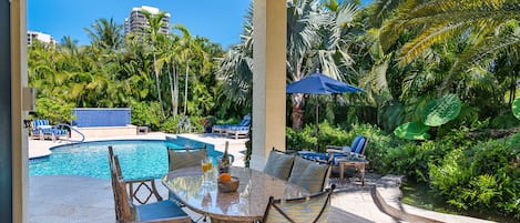 Piscina a l'aire lliure i piscina climatitzada