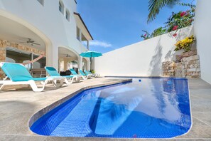 室外游泳池，恒温泳池